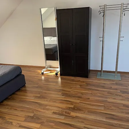 Geraeumiges Komfort-schlafzimmer Im Zentrum Von Quarto em Acomodações Particulares Kassel