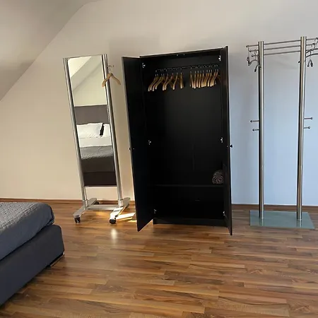 Geraeumiges Komfort-schlafzimmer Im Zentrum Von * Кассель
