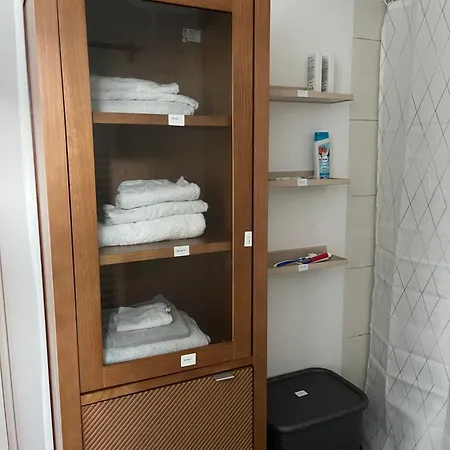 Quarto em Acomodações Particulares Geraeumiges Komfort-schlafzimmer Im Zentrum Von *