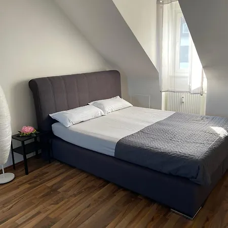 Geraeumiges Komfort-schlafzimmer Im Zentrum Von Quarto em Acomodações Particulares *