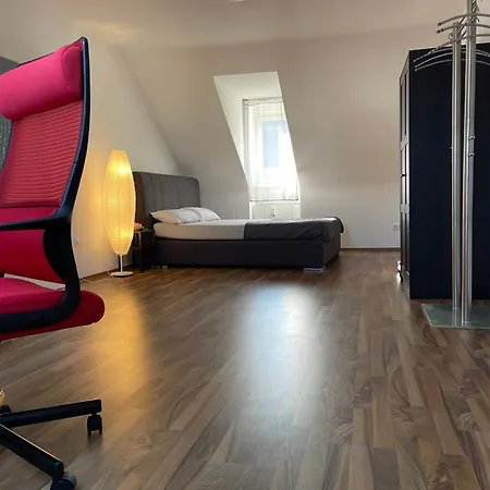 Проживание в семье Geraeumiges Komfort-schlafzimmer Im Zentrum Von *