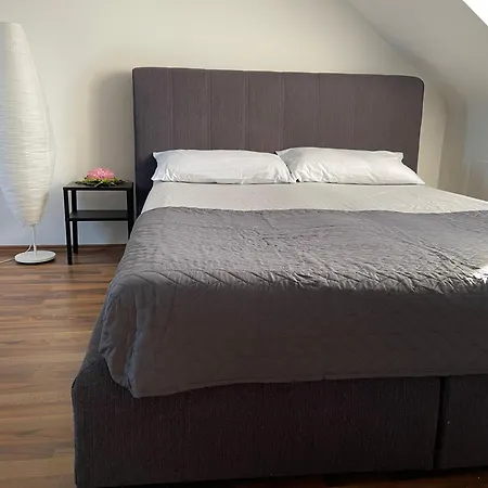 Geraeumiges Komfort-schlafzimmer Im Zentrum Von Кассель