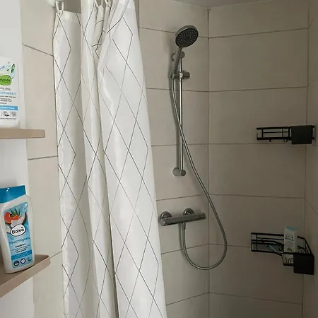 Geraeumiges Komfort-schlafzimmer Im Zentrum Von Quarto em Acomodações Particulares Kassel