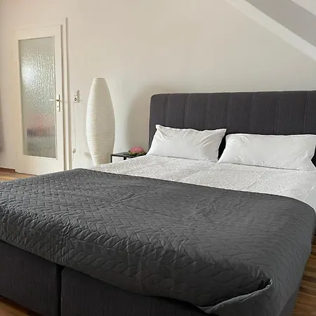 Geraeumiges Komfort-schlafzimmer Im Zentrum Von