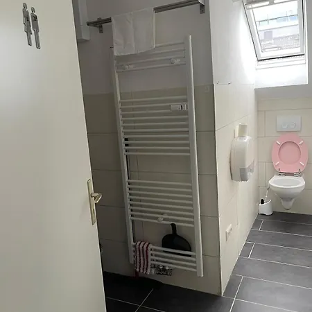 Geraeumiges Komfort-schlafzimmer Im Zentrum Von Проживание в семье