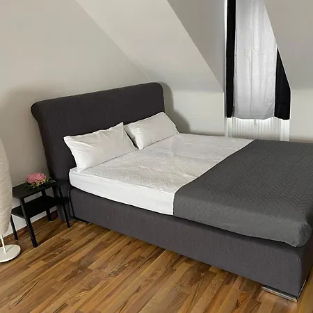 Geraeumiges Komfort-schlafzimmer Im Zentrum Von Quarto em Acomodações Particulares Kassel