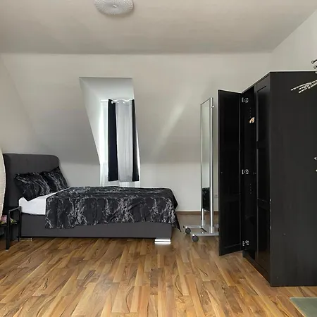 Geraeumiges Komfort-schlafzimmer Im Zentrum Von Kassel
