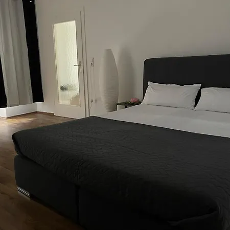 Geraeumiges Komfort-schlafzimmer Im Zentrum Von