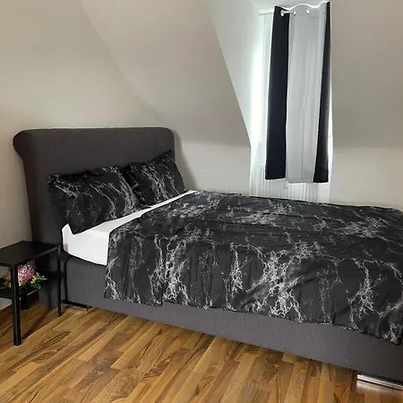 Geraeumiges Komfort-schlafzimmer Im Zentrum Von Kassel