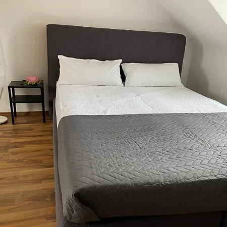 Geraeumiges Komfort-schlafzimmer Im Zentrum Von