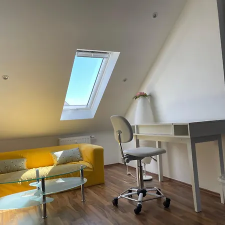 Geraeumiges Komfort-schlafzimmer Im Zentrum Von Проживание в семье *