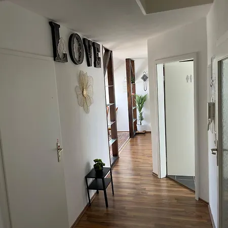 Проживание в семье Geraeumiges Komfort-schlafzimmer Im Zentrum Von *
