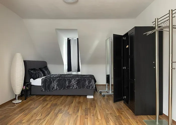 Geraeumiges Komfort-schlafzimmer Im Zentrum Von Kassel