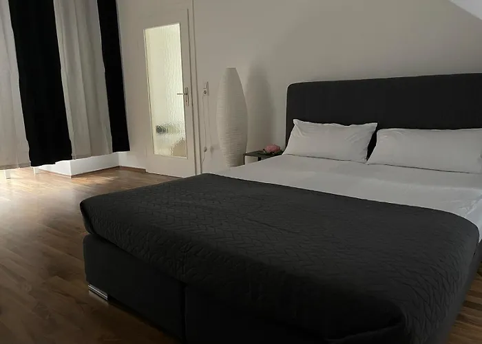 Geraeumiges Komfort-schlafzimmer Im Zentrum Von