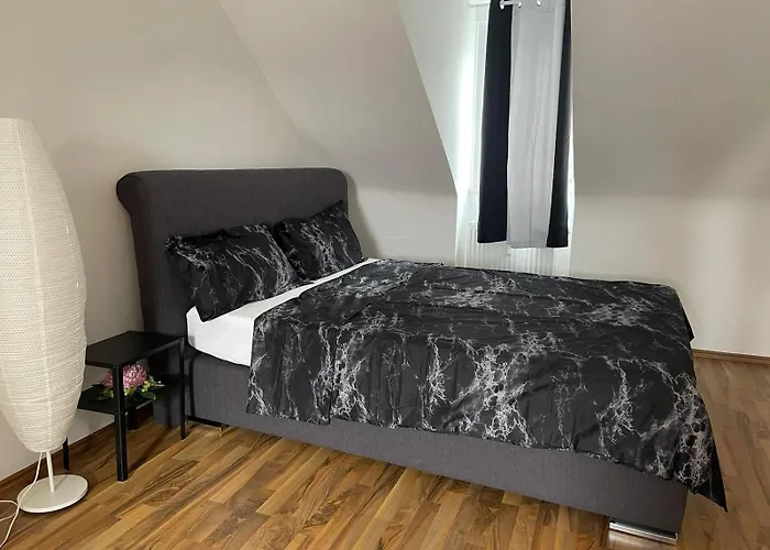 Geraeumiges Komfort-schlafzimmer Im Zentrum Von Kassel